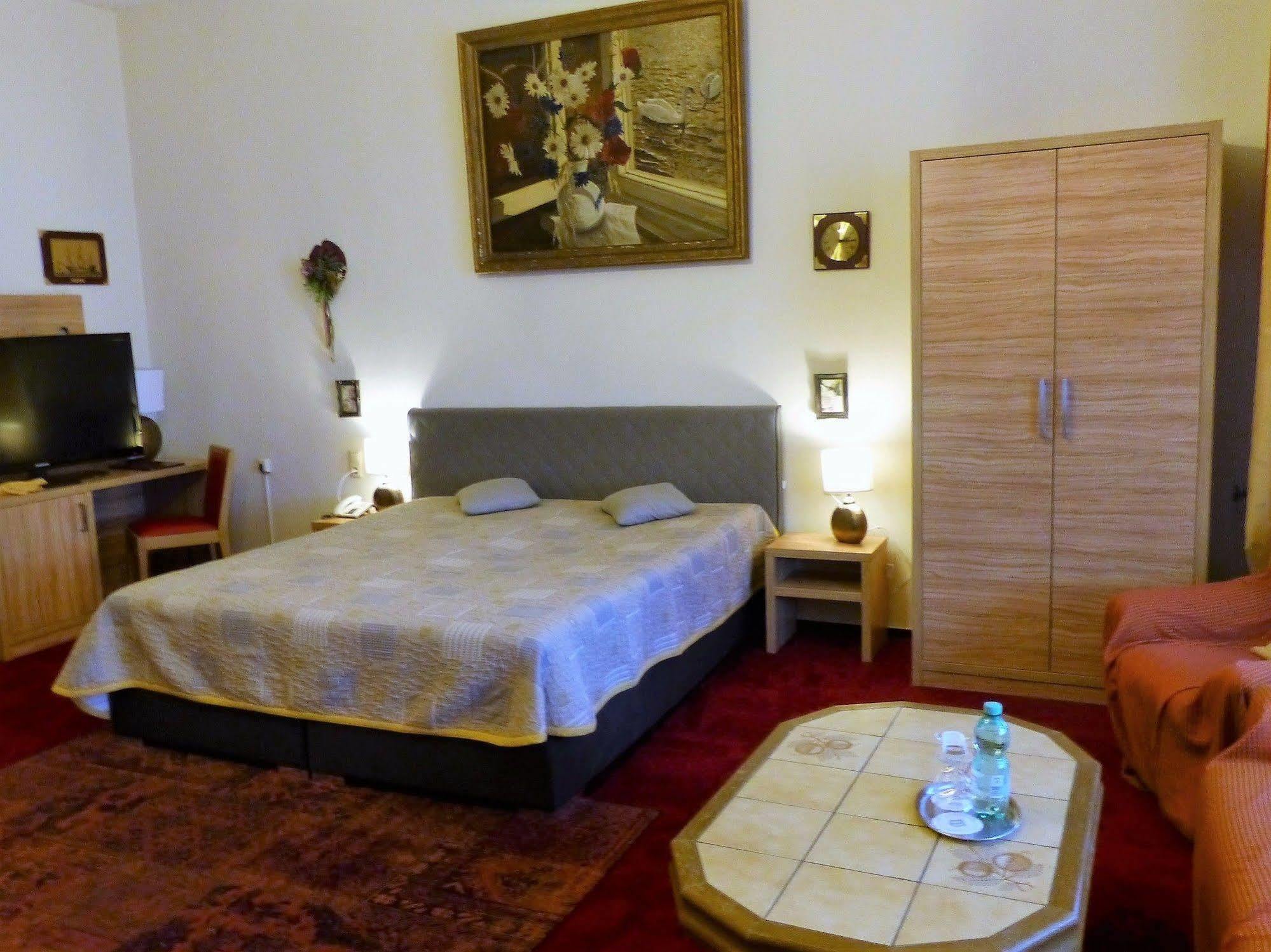Hotel Pension Savoy Near Kurfuerstendamm Berlin Eksteriør billede