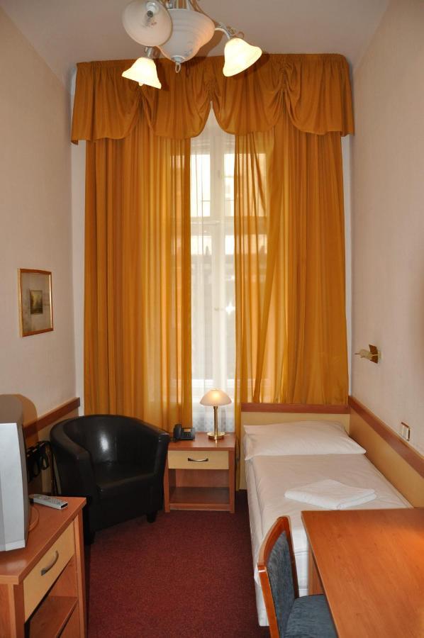 Hotel Pension Savoy Near Kurfuerstendamm Berlin Værelse billede